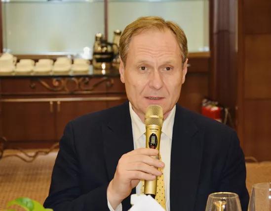 与阿联酋国民银行对话，拥抱人工智能、区块链和量子技术，实现数字化转型
